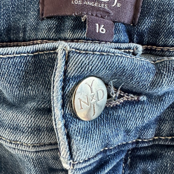 NYDJ- all over stretch denim shorts - Picture 3 of 4